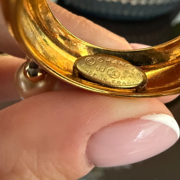 LOT 1734 24K gold plated CHANEL vintage hoop pearl CC clip on earrings - Picture 3 of 13